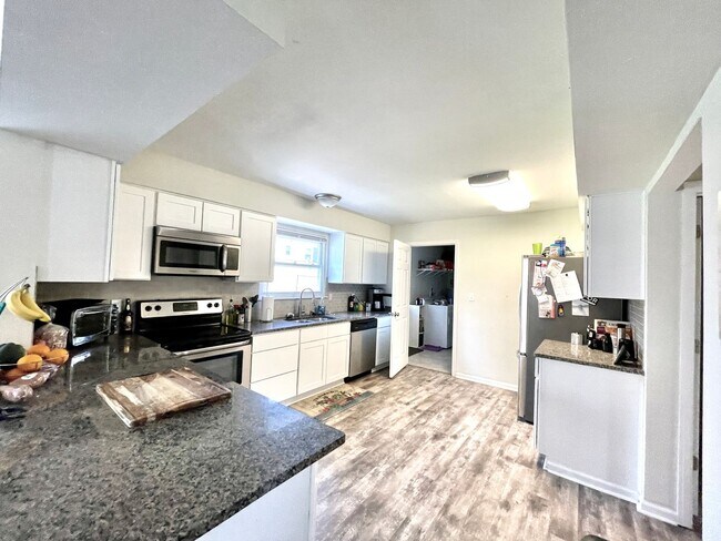 Building Photo - Rare, sought-after 5 bedroom home in Pembroke Meadows.