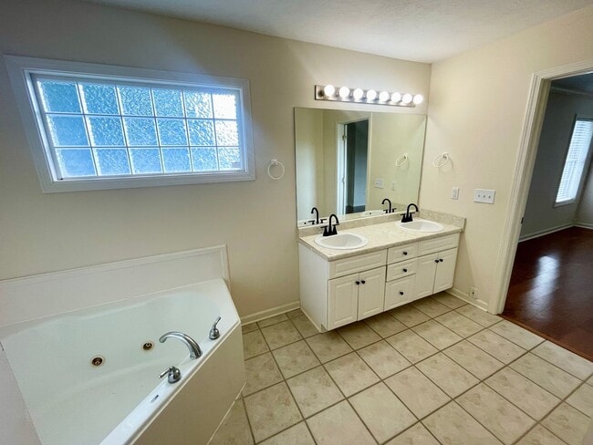 Building Photo - 311 Longleaf Dr