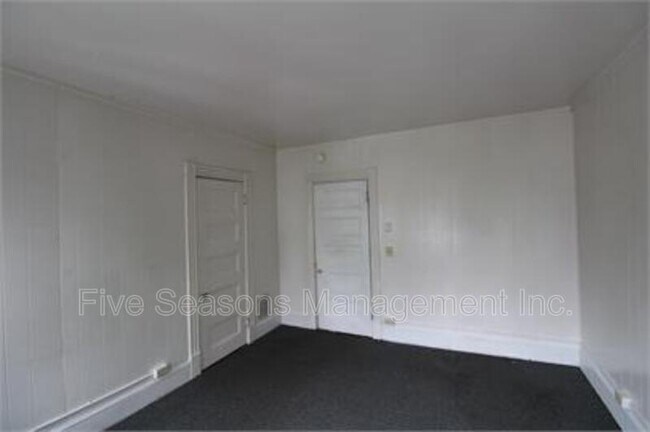 Building Photo - 39 Buell St