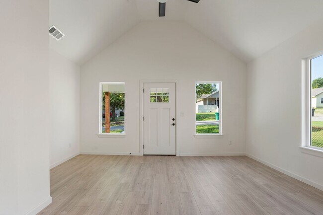 Building Photo - Gorgeous 3 bedroom 2 bathroom home