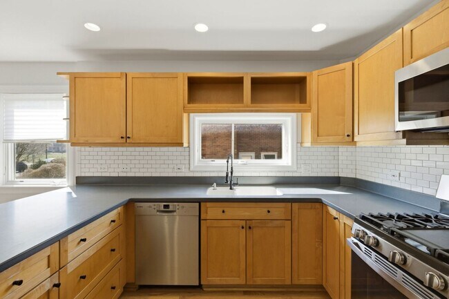 Building Photo - 556 Barton Ave