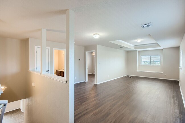 Building Photo - Large Home with Gorgeous Pool & Sunroom!!!