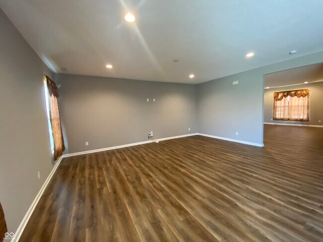Building Photo - 5668 Grosbeak Dr