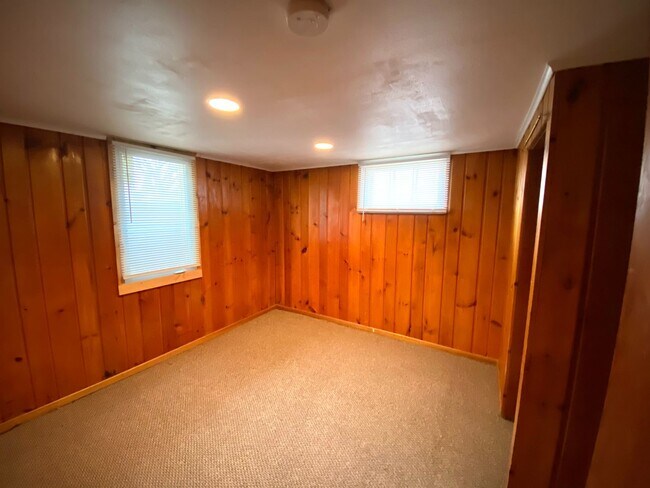 Building Photo - 4 Bedroom House Near MSUM!