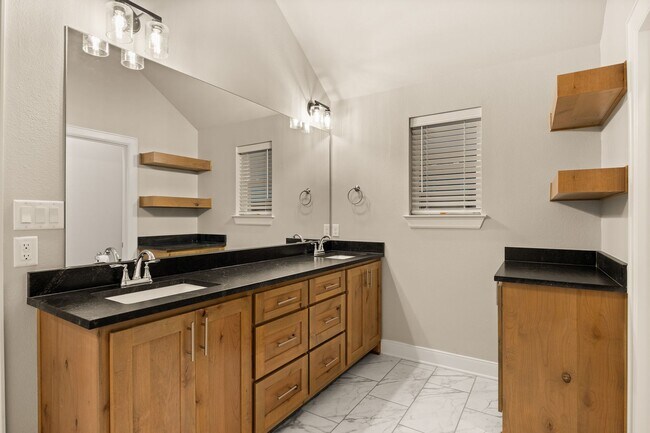 Building Photo - Gorgeous 4 bedroom with split layout!