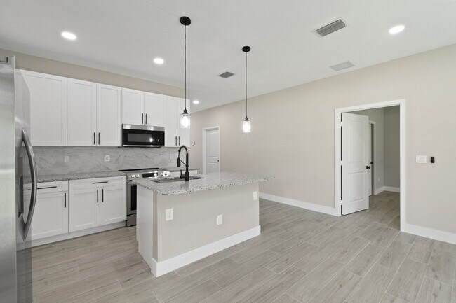 Building Photo - 1388 NW Charlie Green Dr