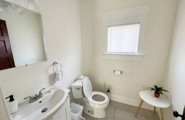 Building Photo - 1119 E Fulton St