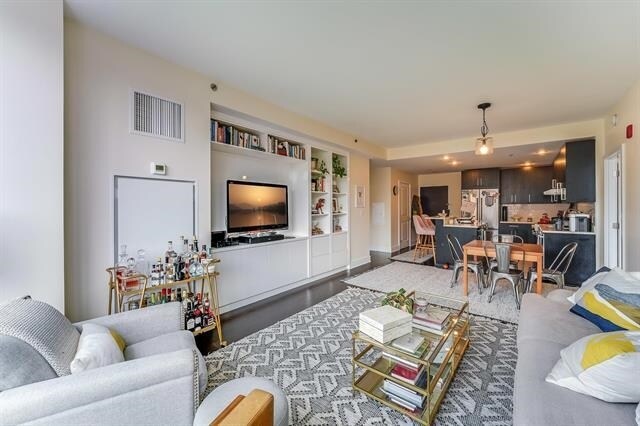 Building Photo - 1100 Maxwell Ln