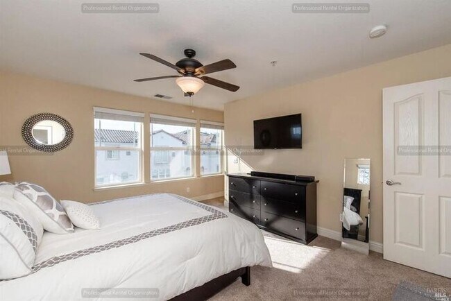 Building Photo - Elegant-Ideally located-Windsor Green End ...