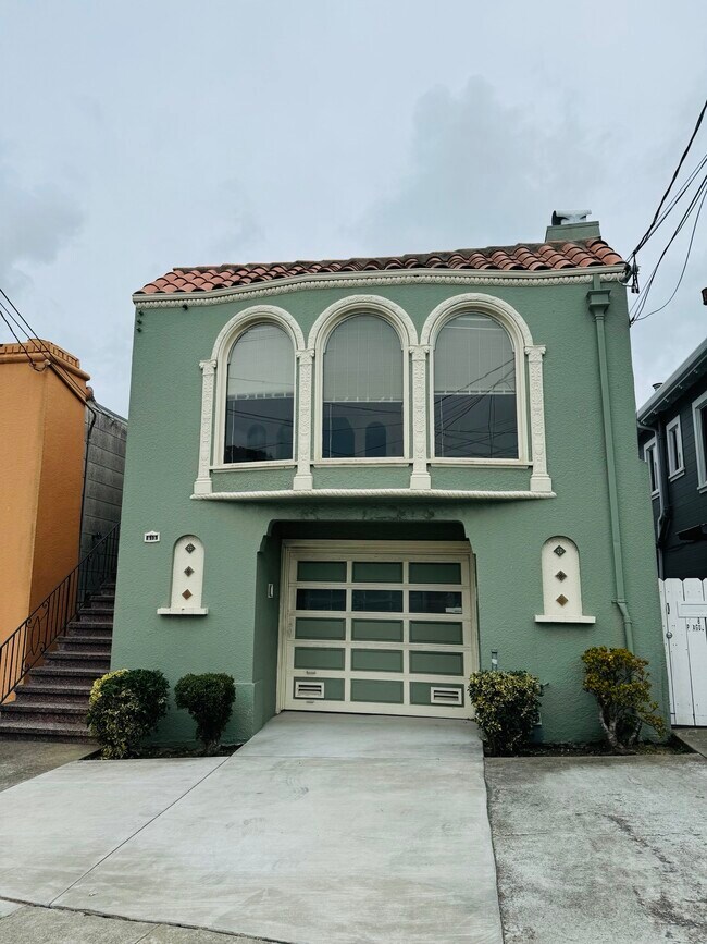 Primary Photo - 615 Prague St