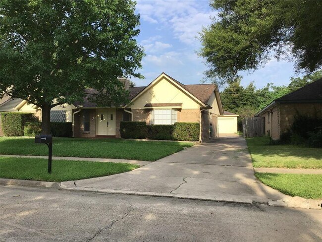 Primary Photo - 1215 Ashwood Dr