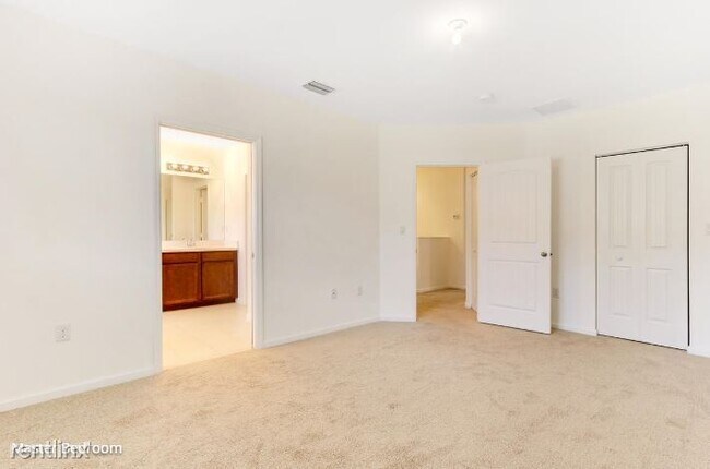 Building Photo - 2 br, 2.5 bath Townhome - 150 S Pine Islan...