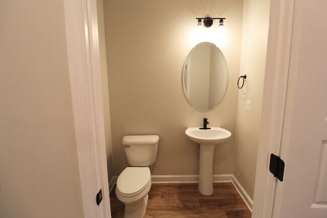 Building Photo - 3 level town home in popular Congers Creek...