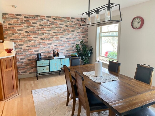 Building Photo - AVAILABLE NOW 3 BD 3.5 BA Townhome in Fremont