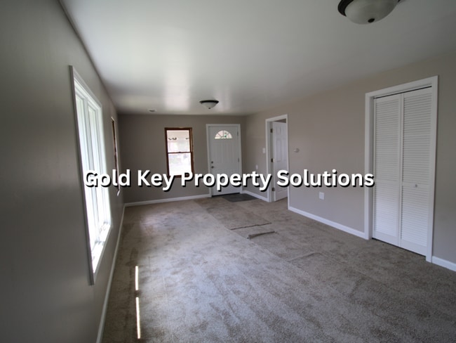 Building Photo - Fully Updated 2 BR 1 BA House with Covered...