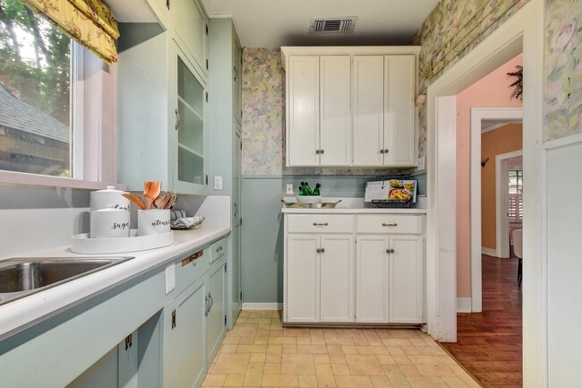 Kitchen - 220 Corona Ave