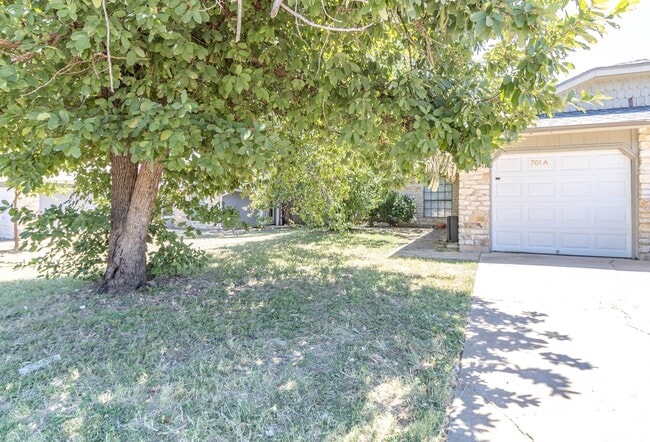 Building Photo - 701 Country Aire Dr