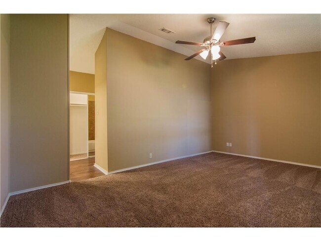 Building Photo - Beautifully crafted 3-2-2 home in the Saginaw area!