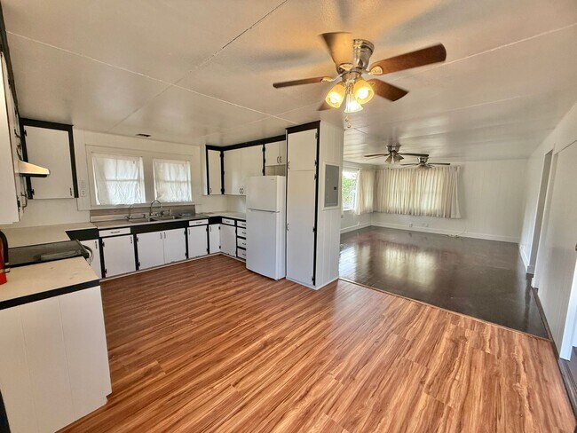 Building Photo - Partially Renovated 3 Bedroom / 2 Bathroom Main House – 1,400 Sq Ft