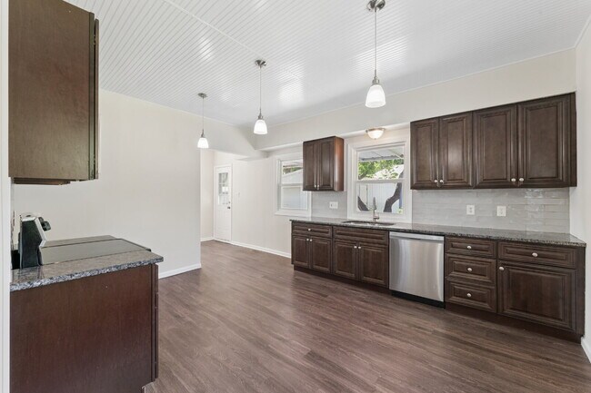 Building Photo - Welcome home to this stunning, light-filled rental that truly has it all! Featuring huge living s...