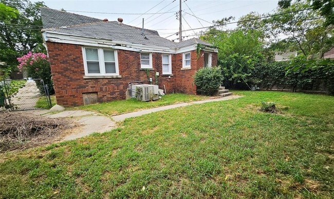 Building Photo - 1136 N Villa Ave