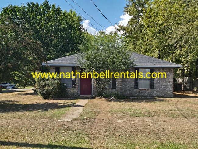 Building Photo - 3 bedroom/2 bath single family