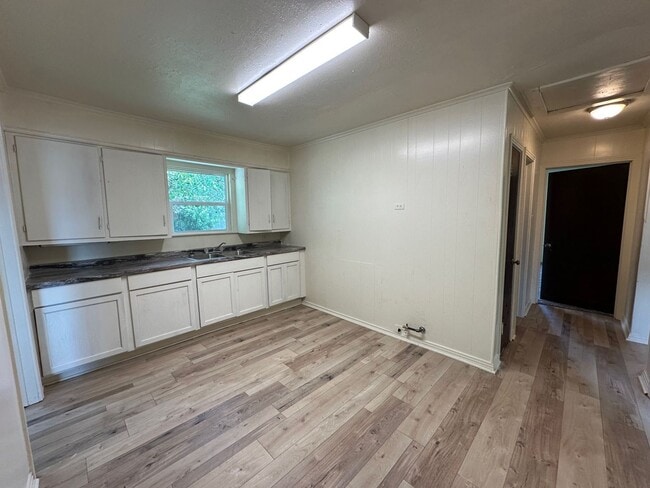 Building Photo - 3909 Roselawn Dr