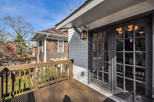 Building Photo - Beautifully Updated Midtown Studio Apartment Walking Distance to Piedmont Park!