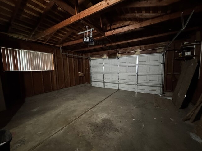 Building Photo - Three Bed, Two Bath Home In North Stockton