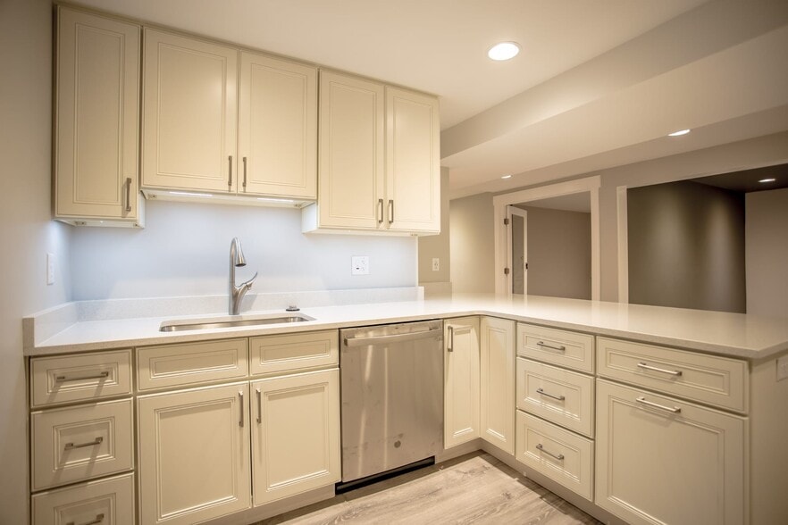 Update Basement with views - 931 Green Oaks Dr