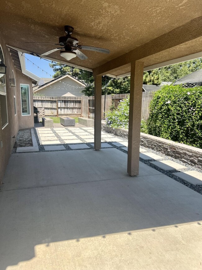 Building Photo - 233 Karen Ave