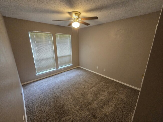 Building Photo - 2609 Classic Ct E