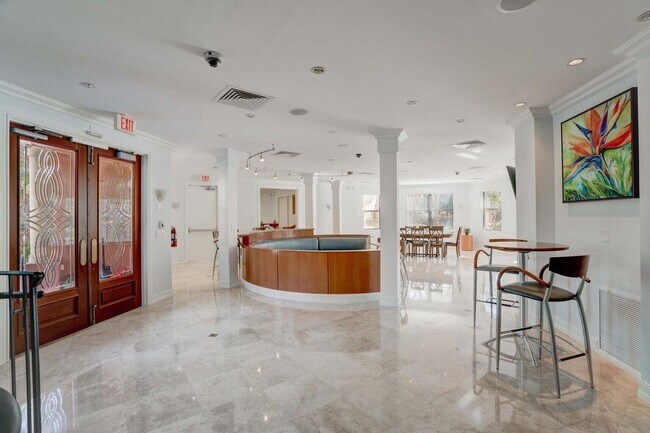 Building Photo - 100 Uno Lago Dr