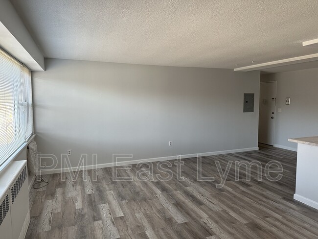 Building Photo - 292 Pequot Ave