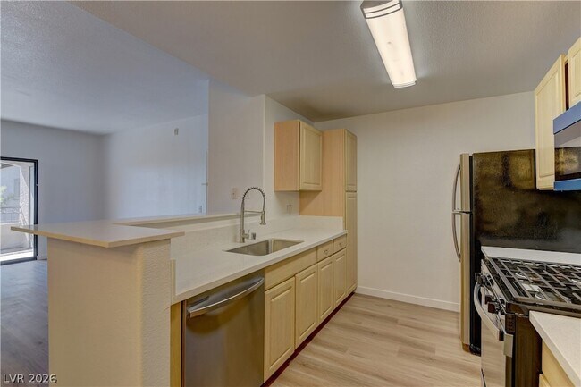 Building Photo - 8250 N Grand Canyon Dr