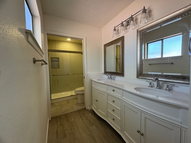 Building Photo - 507 S Lea Ave