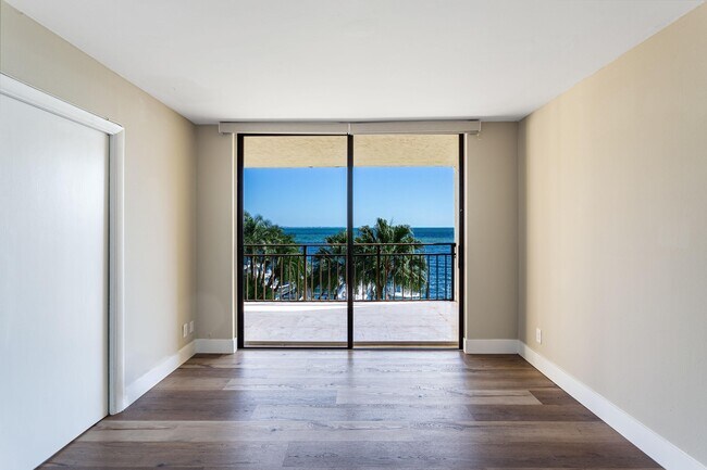 Building Photo - 1632 S Bayshore Ct
