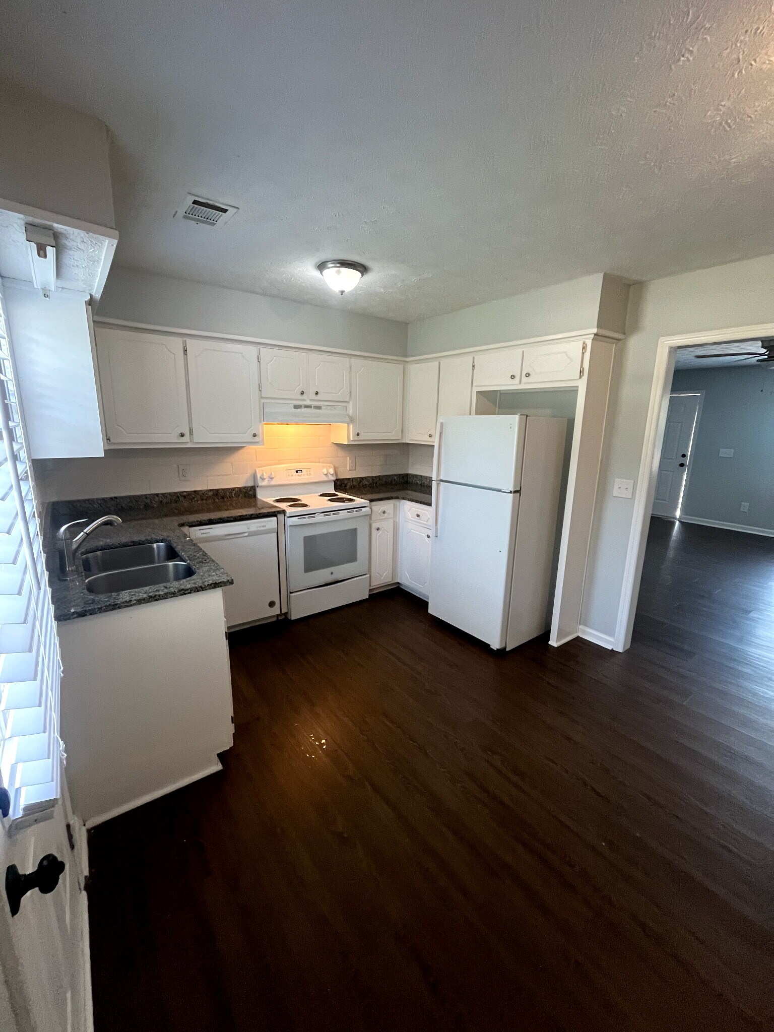 kitchen - 2606 Kennon Ct
