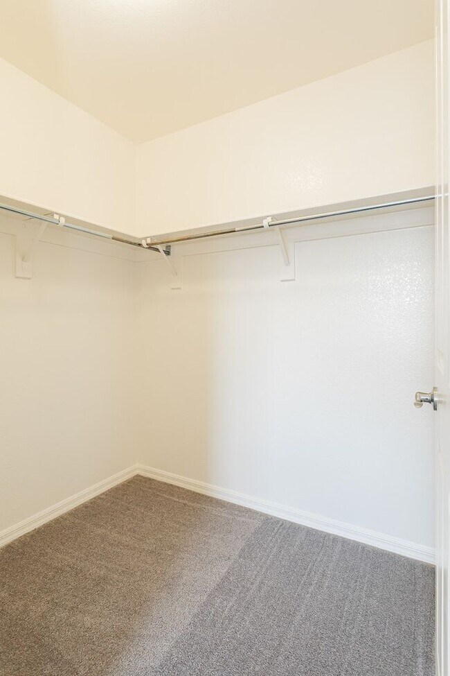 Building Photo - Exquisite 5 bedroom 4 bathroom home with fresh paint and new carpet waiting for you!