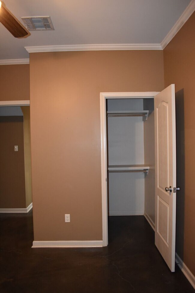 Building Photo - 3 Bedroom Townhouse in Broussard