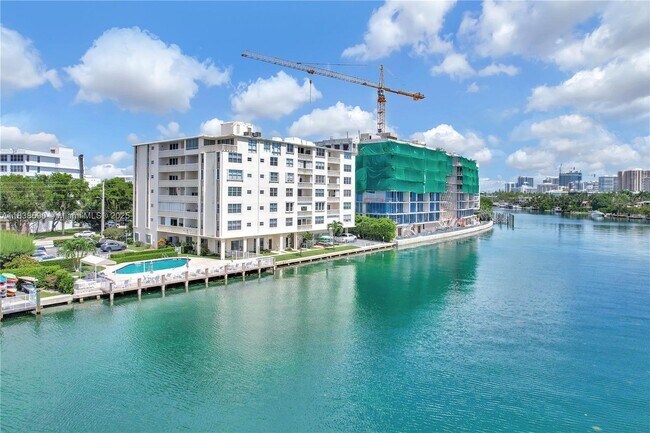 Building Photo - 9111 E Bay Harbor Dr
