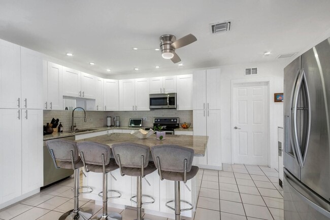 Building Photo - 220 SE 2nd Ave