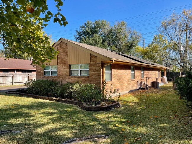 Building Photo - 11303 Greenwillow Dr