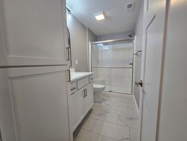 Building Photo - 6 Bedroom Home in Brookridge Estates