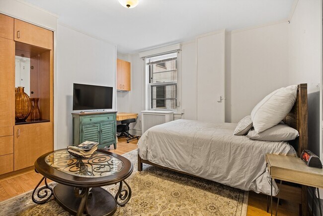 Primary Photo - 21 Beacon St