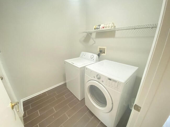 Building Photo - Lake Mary!  Ready to Move in!! Spacious 4/...