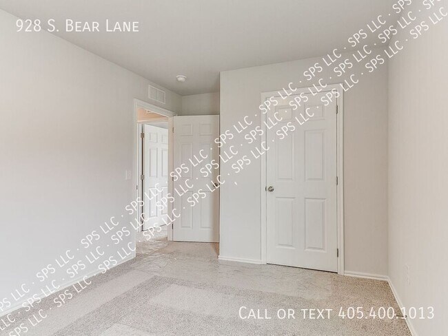 Building Photo - 928 S Bear Ln