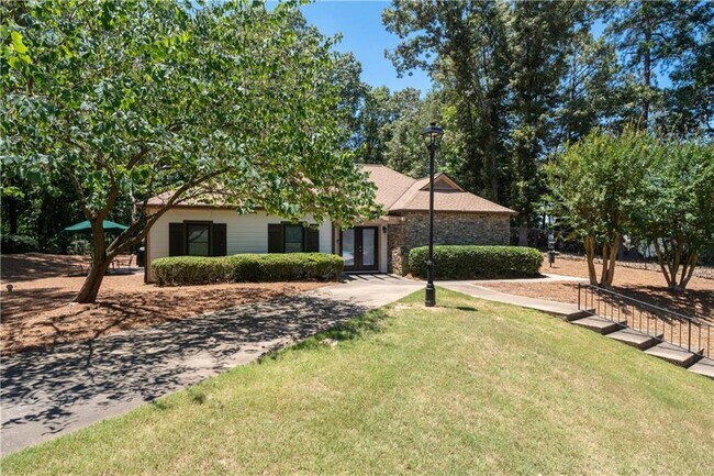 Building Photo - 1120 Highland Bluff Dr S E