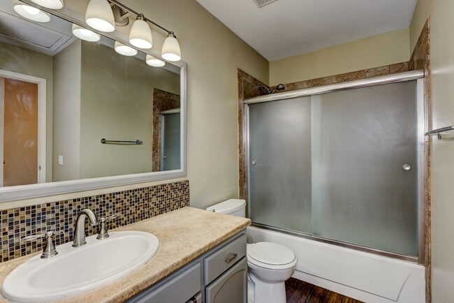 Building Photo - Central 2 bed 1.5 bath Townhouse