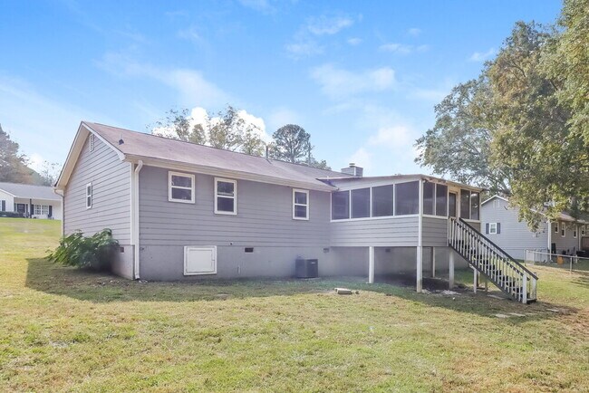 Building Photo - 909 N Lassetter Cir